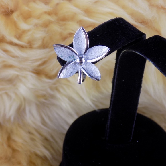 VINTAGE CROWN TRIFARI SILVER TONE FLOWER EARRINGS - Picture 2 of 6